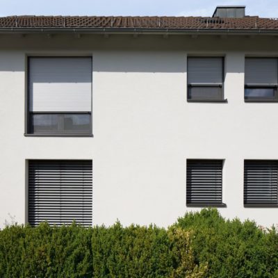 Fensterschutz Für Rollläden Backsteinhaus Mit Metallrollläden an Den  Fenstern Stockbild - Bild von schutz, auslegung: 157637937