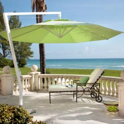 Sonnenschirm-Seitenmastschirm-Ampelschirm-Amalfi-in-gruen-rund-von-Caravita-01-1